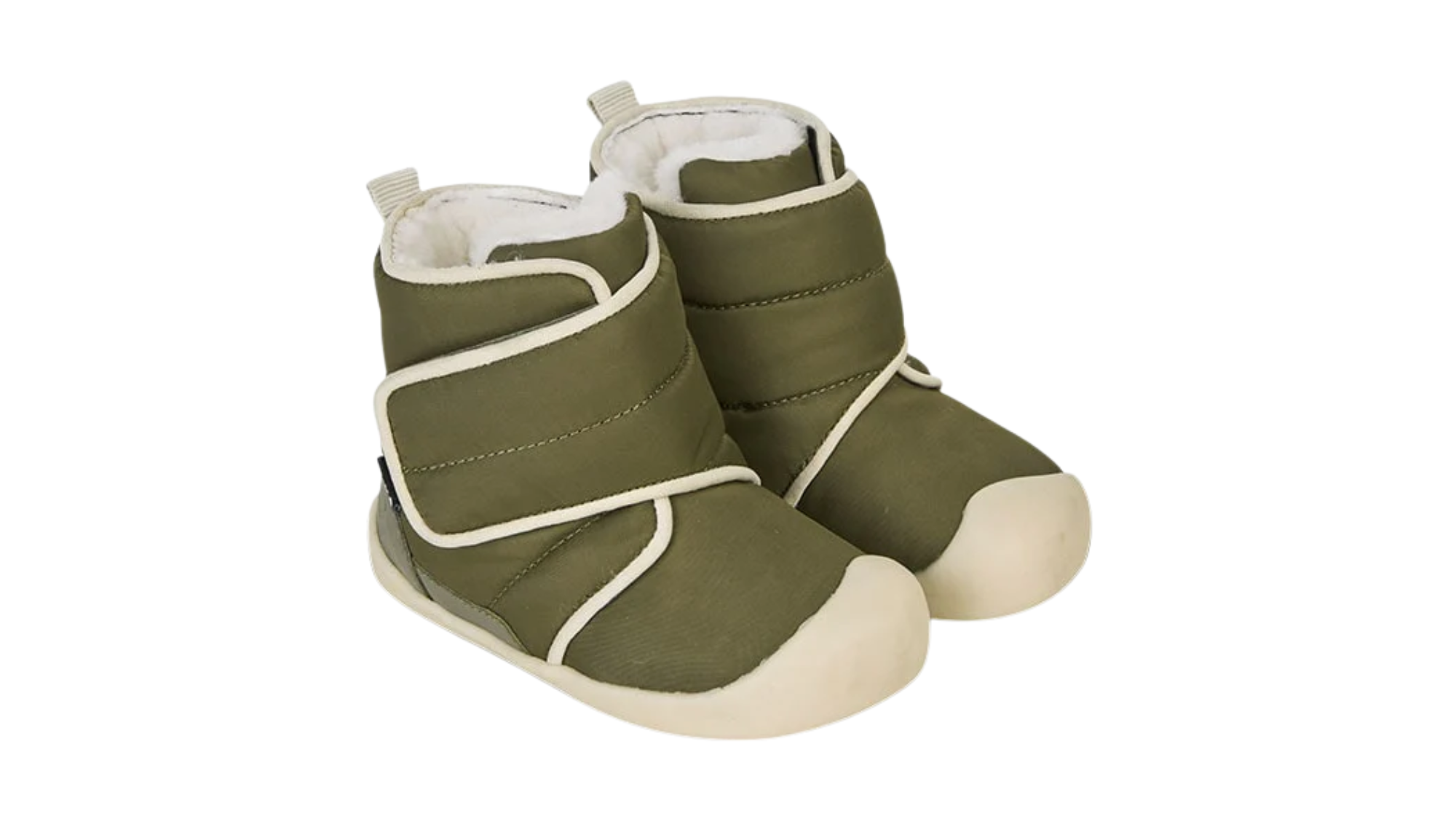 Kinder-Barfußwinterstiefel mit breiter Zehenbox, geschlossenem Zehenbereich, geschlossener Ferse, Riemenkonstruktion, hohem Schaft, flexibler Sohle, schräge Vorderansicht.
