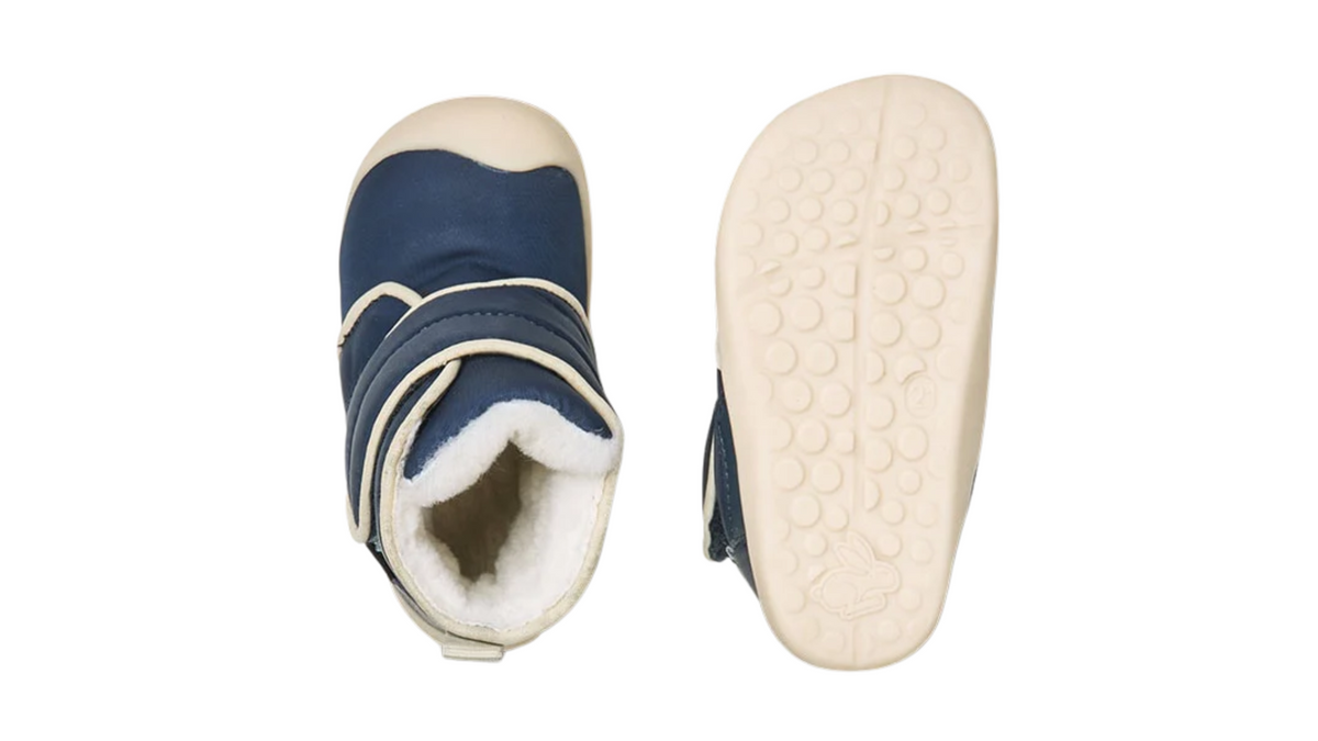 Kinder-Barfußwinterstiefel mit breiter Zehenbox, geschlossenem Zehenbereich, geschlossener Ferse, hohem Schaft, Riemenkonstruktion, flacher flexibler Sohle, Draufsicht und Ansicht von unten.