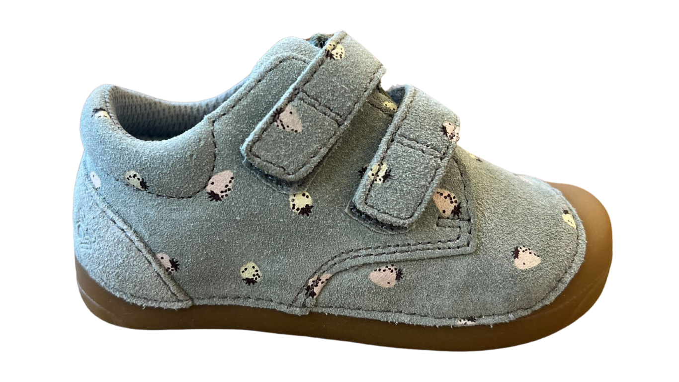 Barfußschuh mit zwei Klettverschlüssen, breite Zehenbox, flexible Sohle, geschlossener Fersenbereich, Seitenansicht außen, einzelner Schuh