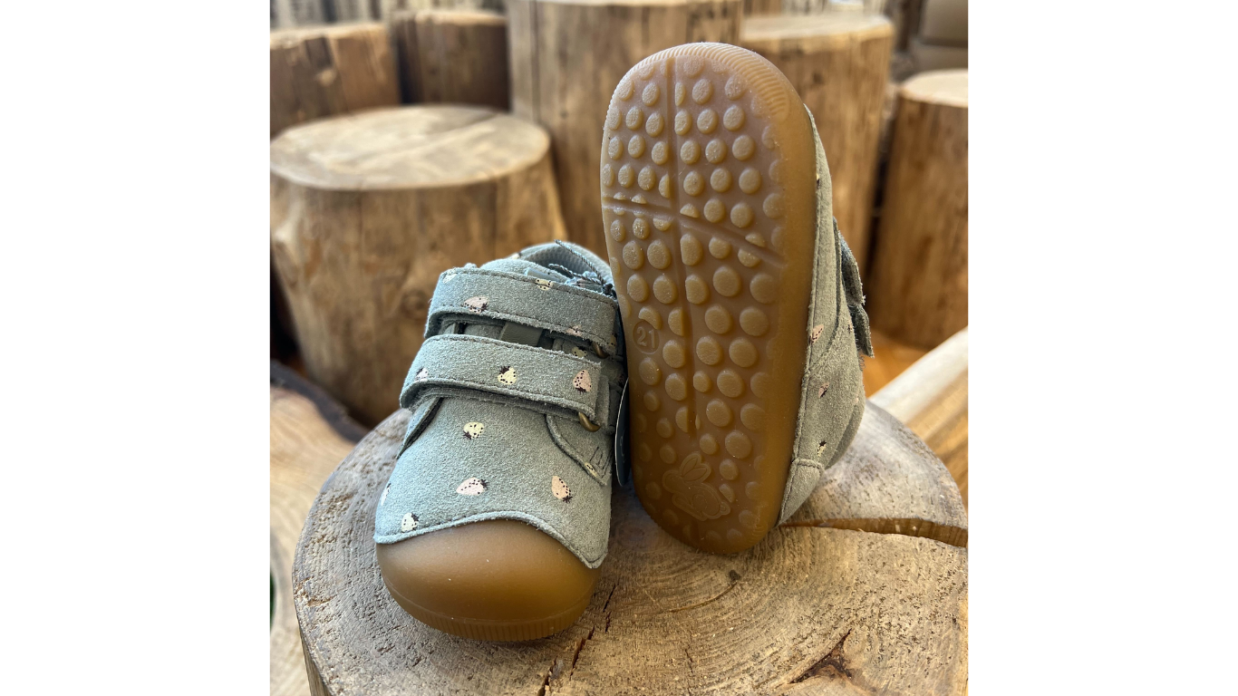 Barfußschuh mit zwei Klettverschlüssen, breite Zehenbox, flexible Sohle, geschlossener Fersenbereich, Vorderansicht und Ansicht von unten, Paar