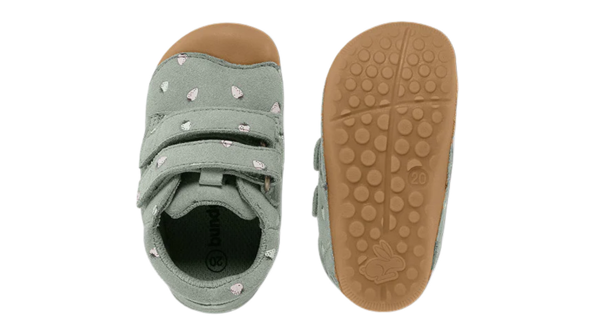 Barfußschuh mit zwei Klettverschlüssen, breite Zehenbox, flexible Sohle, geschlossener Fersenbereich, Draufsicht und Ansicht von unten