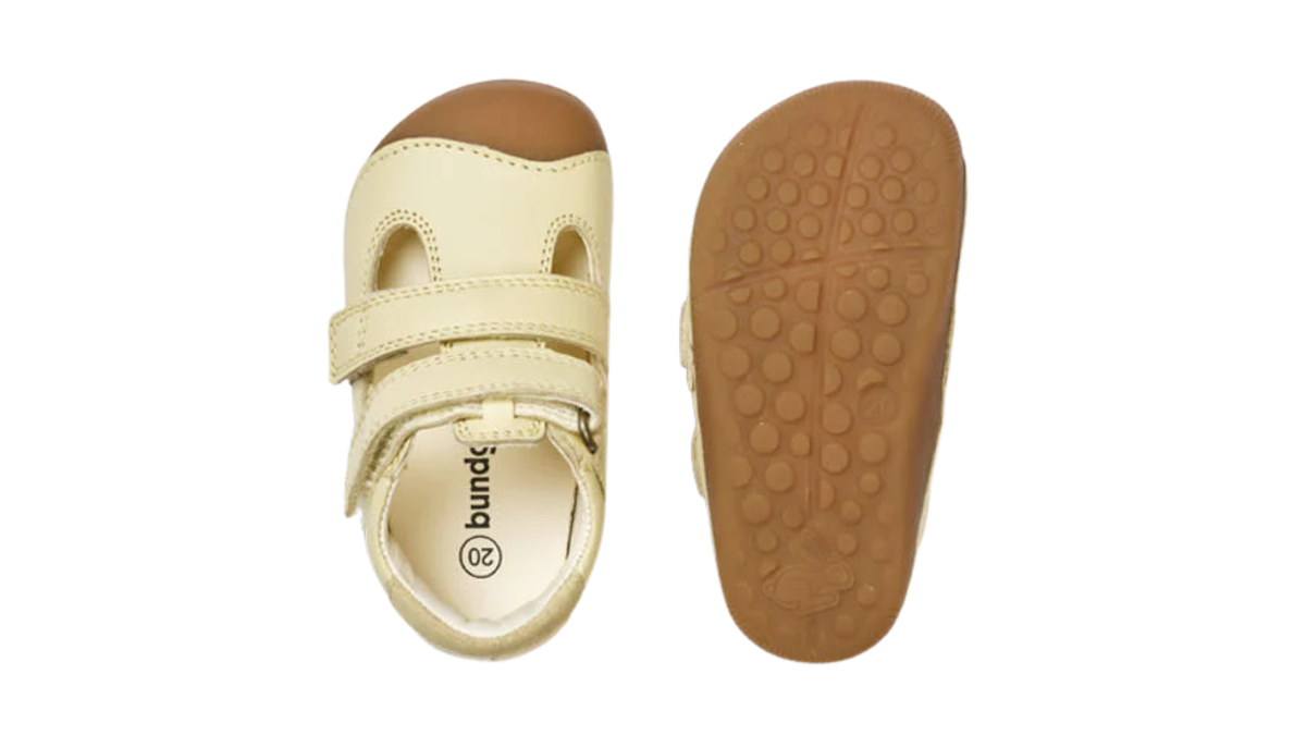 Kinder-Barfußschuh mit breiter Zehenbox, geschlossenem Zehenbereich, geschlossenem Fersenbereich, Riemenkonstruktion mit Verschluss, flacher flexibler Sohle, Draufsicht und Ansicht von unten als Paar