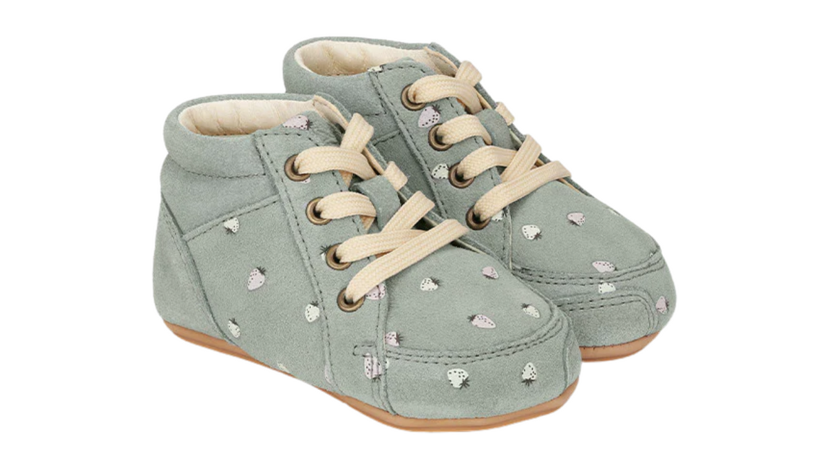 Barfußschuh mit Schnürung, breite Zehenbox, flexible Sohle, geschlossener Fersenbereich, schräge Vorderansicht, Paar