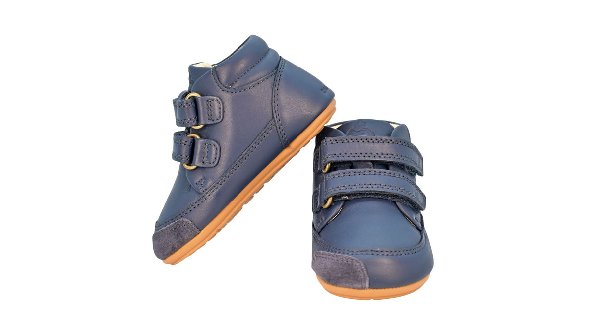 Barfußschuh mit zwei Klettverschlüssen, breite Zehenbox, flexible Sohle, geschlossener Schaft, geschlossener Fersenbereich, Seitenansicht und Vorderansicht als Paar