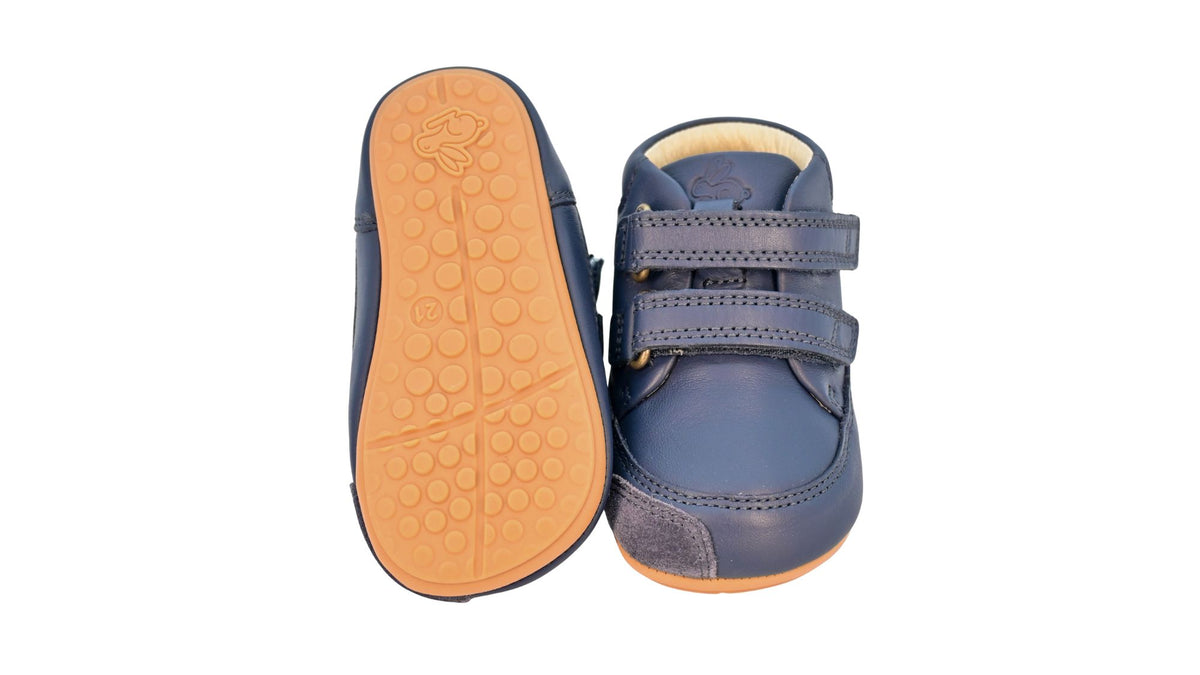 Barfußschuh mit zwei Klettverschlüssen, breite Zehenbox, flexible Sohle, geschlossener Schaft, geschlossener Fersenbereich, Ansicht von unten und Draufsicht