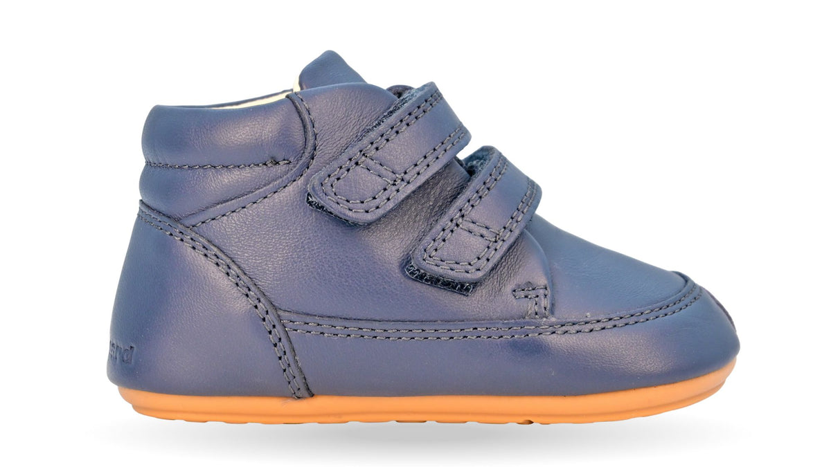 Barfußschuh mit zwei Klettverschlüssen, breite Zehenbox, flexible Sohle, geschlossener Schaft, geschlossener Fersenbereich, Seitenansicht außen, einzelner Schuh