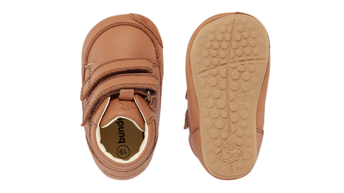 Barfußschuh mit zwei Klettverschlüssen, breite Zehenbox, flexible Sohle, geschlossener Schaft, geschlossener Fersenbereich, Draufsicht und Ansicht von unten