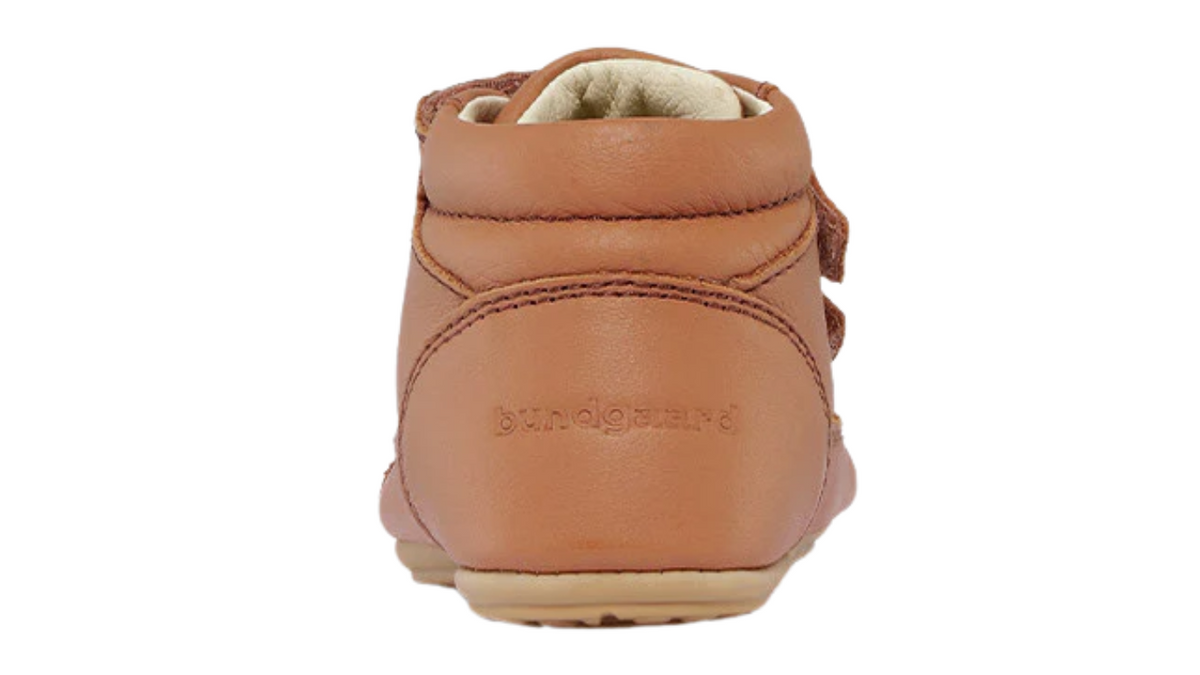 Barfußschuh mit zwei Klettverschlüssen, breite Zehenbox, flexible Sohle, geschlossener Schaft, geschlossener Fersenbereich, Rückansicht