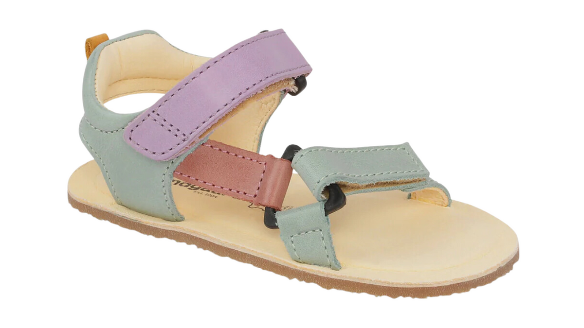 Barfußsandale mit Zehensteg und Klettverschluss, offene Zehen, offener Fersenbereich, flexible Sohle, Seitenansicht außen, einzelner Schuh