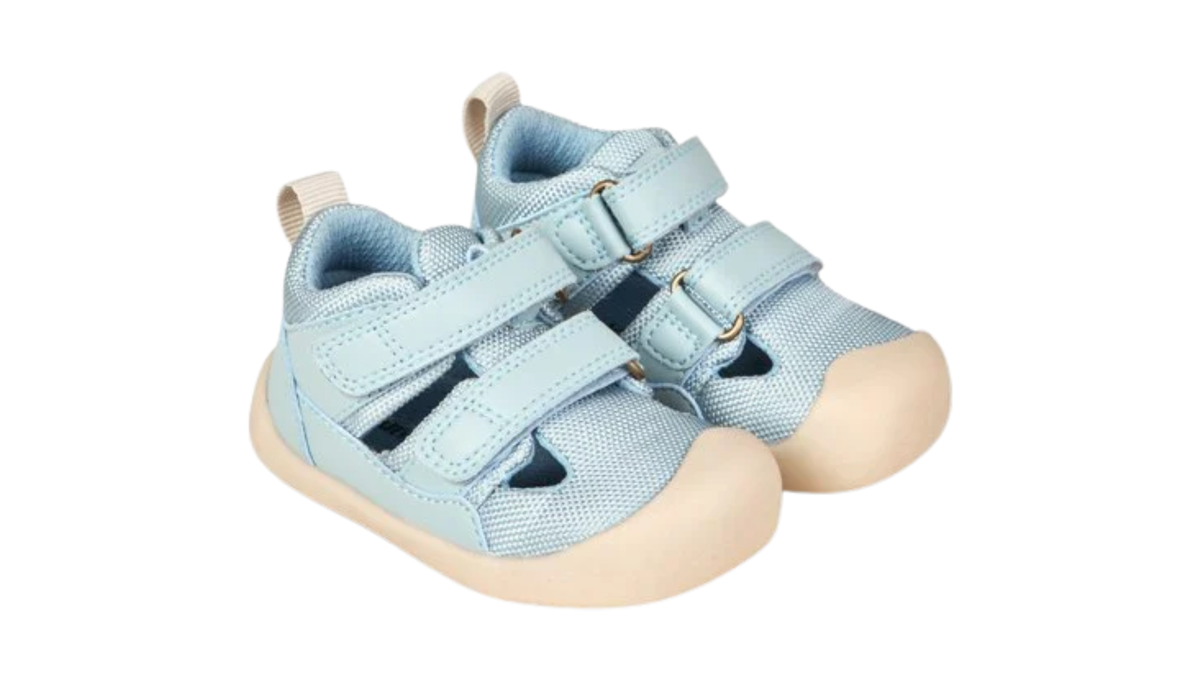 Kinder-Barfußschuh mit breiter Zehenbox, geschlossenem Zehenbereich, geschlossenem Fersenbereich, Klettverschluss, flacher flexibler Sohle, schräge Vorderansicht.