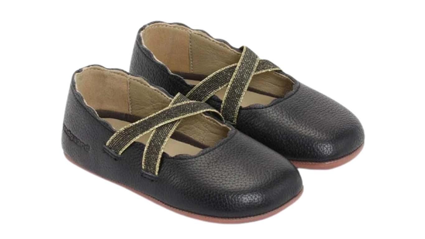 Barfußschuh mit elastischen Riemen über dem Spann, breite Zehenbox, flexible Sohle, geschlossener Fersenbereich, schräge Vorderansicht, Paar