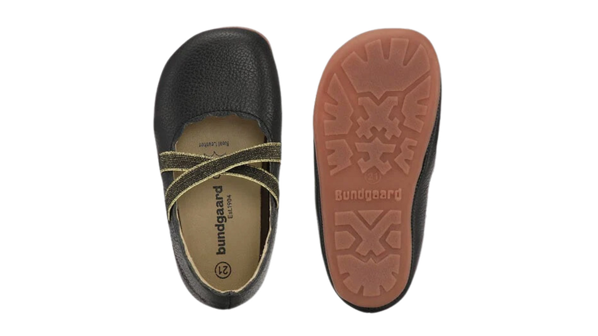Barfußschuh mit elastischen Riemen über dem Spann, breite Zehenbox, flexible Sohle, geschlossener Fersenbereich, Draufsicht und Ansicht von unten