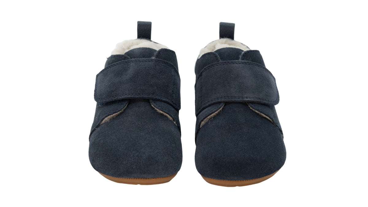 Kinder-Barfußschuh als Paar mit breiter Zehenbox, geschlossenem Zehenbereich, geschlossenem Fersenbereich, Klettverschluss, flacher flexibler Sohle, Vorderansicht.