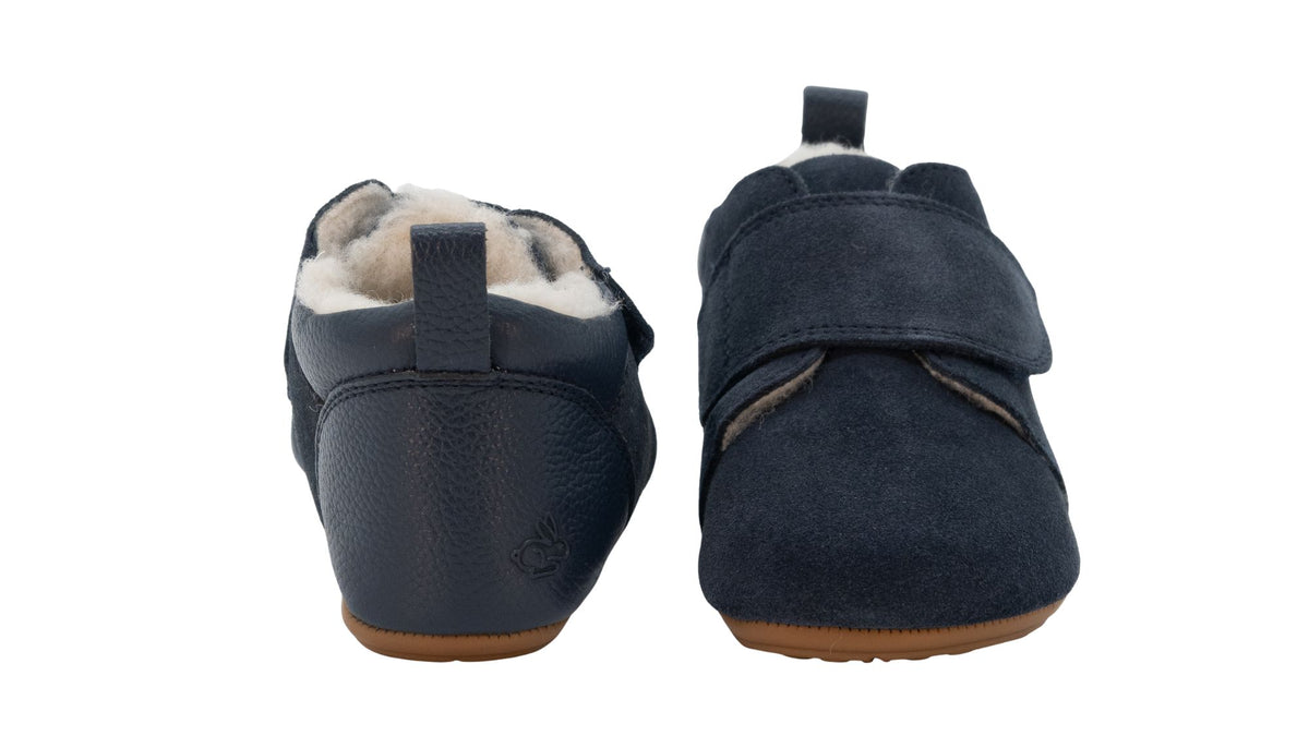 Kinder-Barfußschuh als Paar mit geschlossenem Fersenbereich, Klettverschluss, flacher flexibler Sohle, Rückansicht.