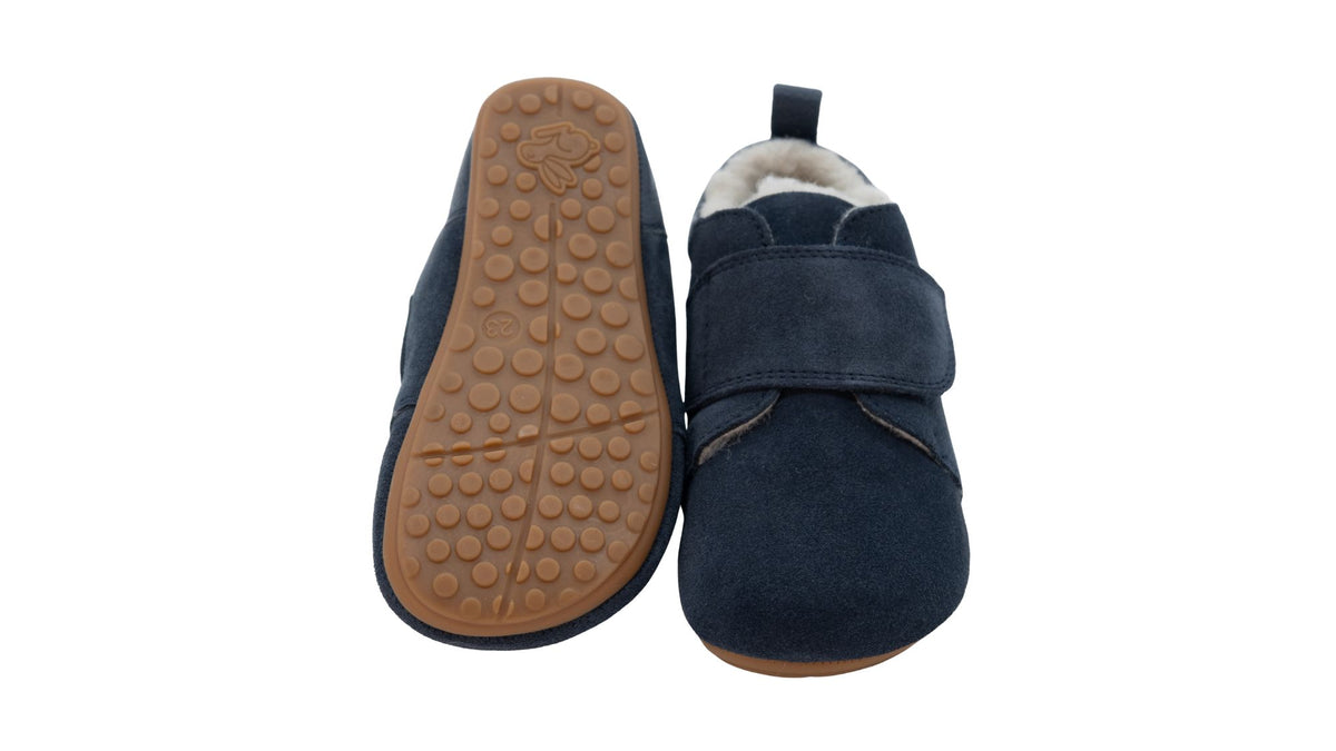 Kinder-Barfußschuh mit flacher, flexibler Sohle und strukturiertem Profil, Ansicht von unten.