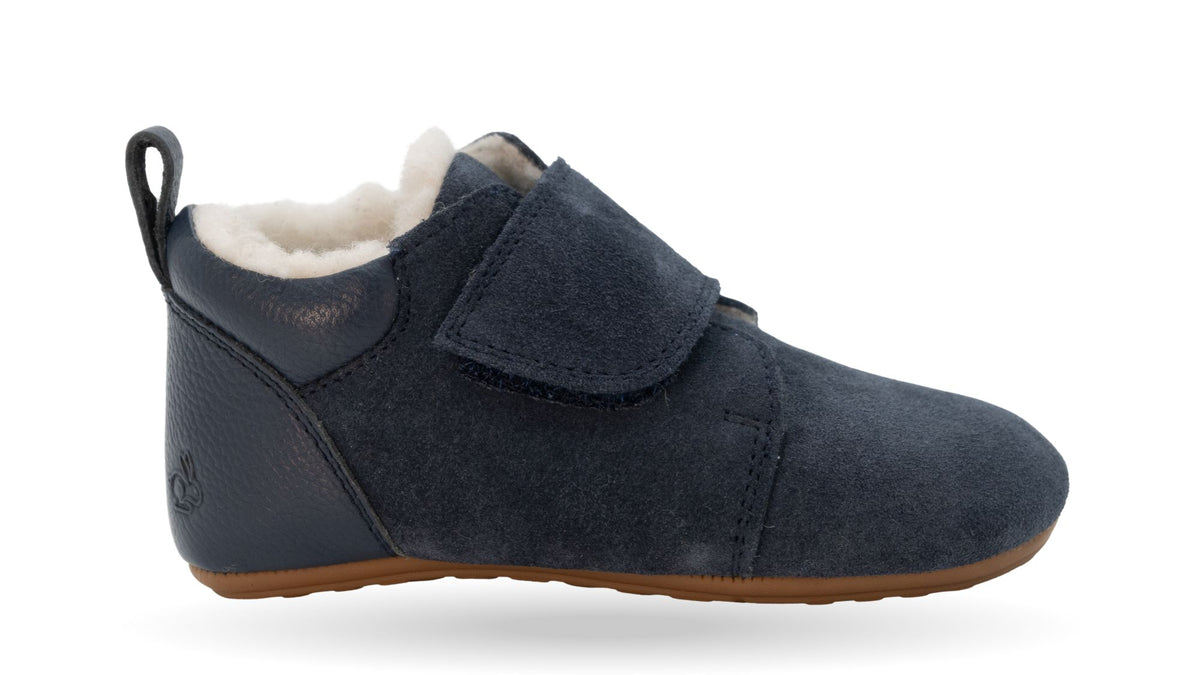 Kinder-Barfußschuh mit breiter Zehenbox, geschlossenem Zehenbereich, geschlossenem Fersenbereich, Klettverschluss, flacher flexibler Sohle, Seitenansicht außen.
