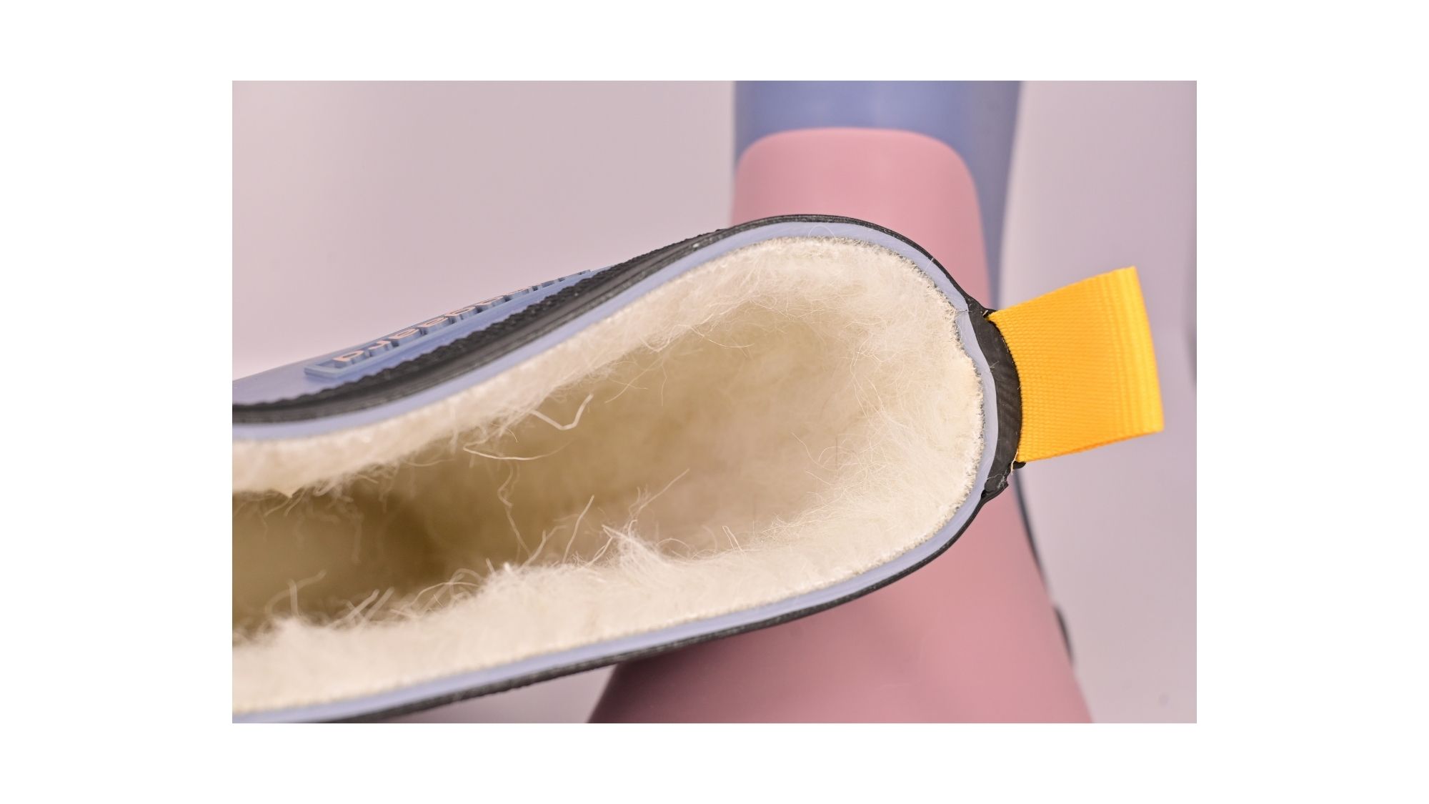 Barfußgummistiefel mit breiter Zehenbox, flexible Sohle, geschlossener Schaft, Detailansicht Innenraum mit sichtbarem Futter