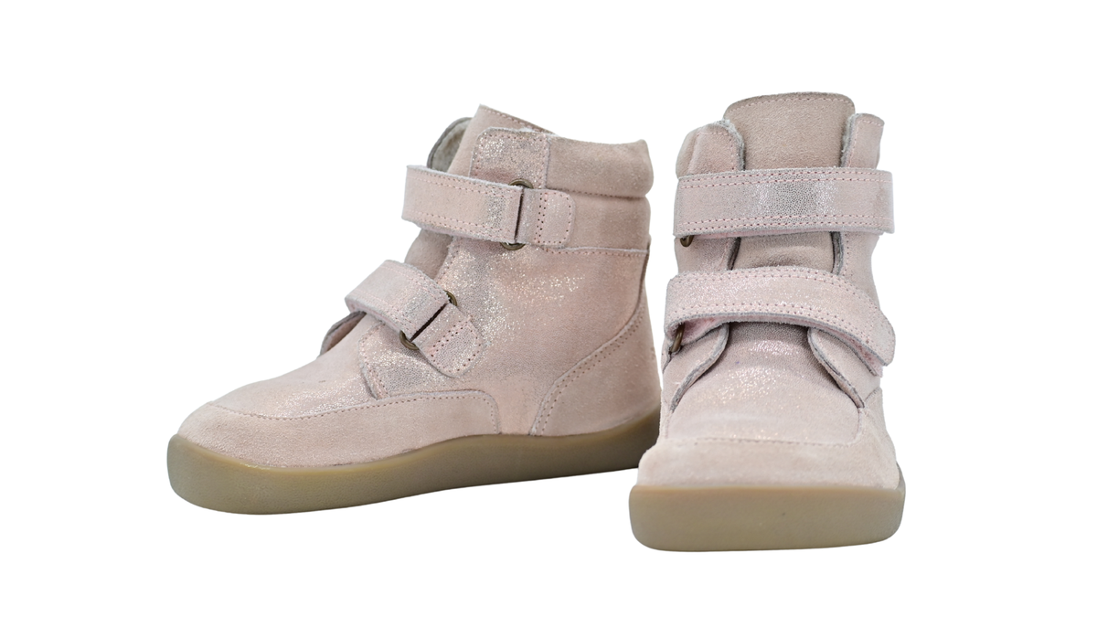 Kinder-Barfußwinterstiefel mit breiter Zehenbox, geschlossenem Zehenbereich, geschlossener Ferse, Riemenkonstruktion, hohem Schaft, flexibler Sohle, Seiten- und Vorderansicht als Paar