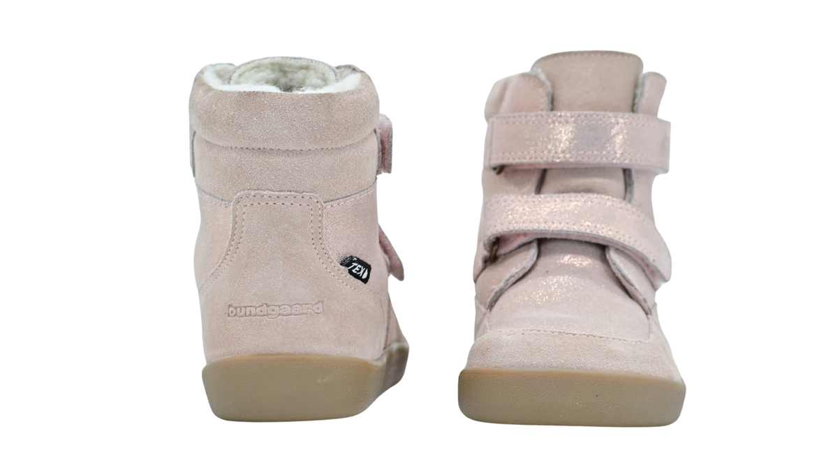 Kinder-Barfußwinterstiefel mit breiter Zehenbox, geschlossenem Zehenbereich, geschlossener Ferse, Riemenkonstruktion, hohem Schaft, flexibler Sohle, Vorder-und Rückansicht, Paar