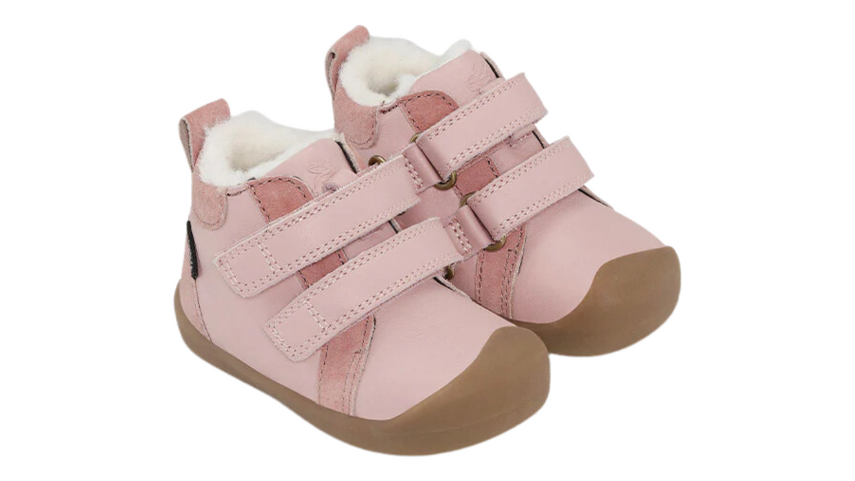 Barfußschuh mit zwei Klettverschlüssen, breite Zehenbox, flexible Sohle, geschlossener Fersenbereich, schräge Vorderansicht, Paar