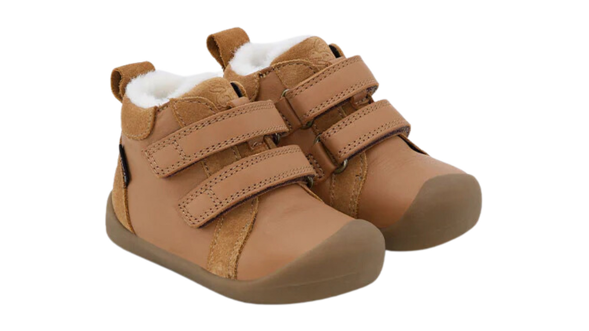 Barfußschuh mit zwei Klettverschlüssen, breite Zehenbox, flexible Sohle, geschlossener Fersenbereich, schräge Vorderansicht, Paar