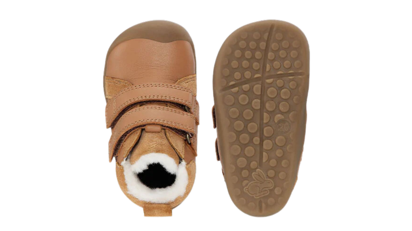 Barfußschuh mit zwei Klettverschlüssen, breite Zehenbox, flexible Sohle, geschlossener Fersenbereich, Draufsicht und Ansicht von unten