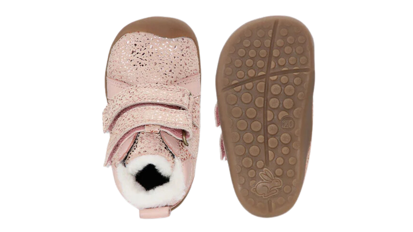 Barfußschuh mit zwei Klettverschlüssen, breite Zehenbox, flexible Sohle, geschlossener Fersenbereich, Draufsicht und Ansicht von unten