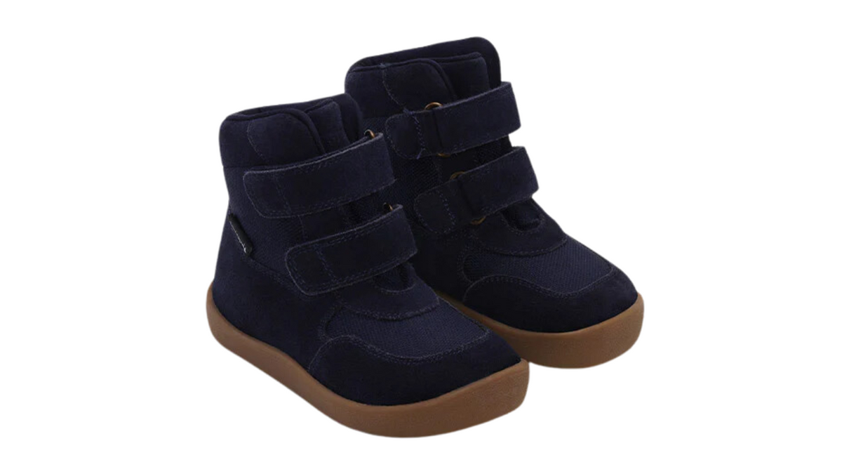 Barfußschuh mit zwei Klettverschlüssen, breite Zehenbox, flexible Sohle, geschlossener Fersenbereich, schräge Vorderansicht, Paar
