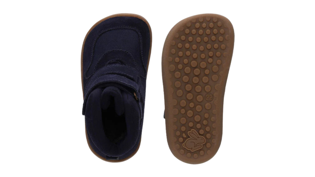 Barfußschuh mit zwei Klettverschlüssen, breite Zehenbox, flexible Sohle, geschlossener Fersenbereich, Draufsicht und Ansicht von unten