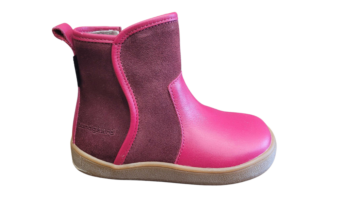 Barfußstiefel mit breiter Zehenbox, flexibler Sohle, geschlossenem Schaft und geschlossenem Fersenbereich, Seitenansicht außen, einzelner Schuh