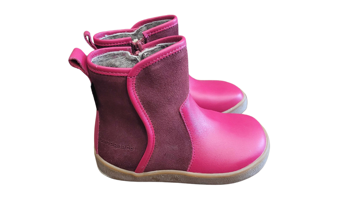 Barfußstiefel mit breiter Zehenbox, Reißverschluss, flexibler Sohle, geschlossenem Schaft und geschlossenem Fersenbereich, Seitenansicht als Paar