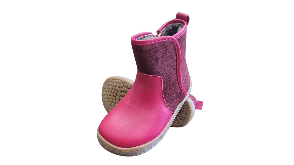 Barfußstiefel mit breiter Zehenbox, Reißverschluss, flexibler Sohle, geschlossenem Schaft und geschlossenem Fersenbereich, schräge Vorderansicht als Paar
