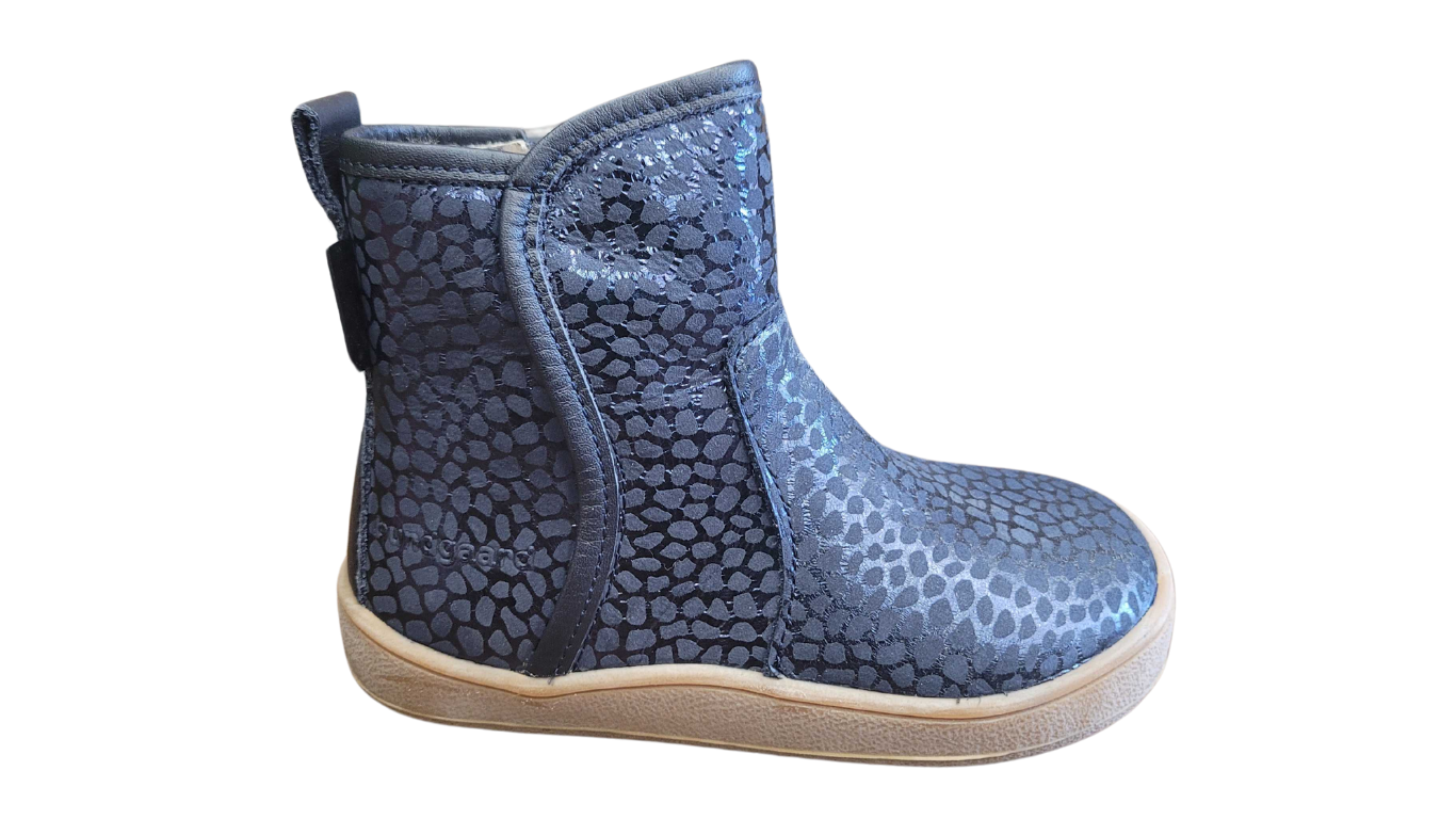 Barfußstiefel mit breiter Zehenbox, Reißverschluss, flexibler Sohle, geschlossenem Schaft und geschlossenem Fersenbereich, Seitenansicht außen