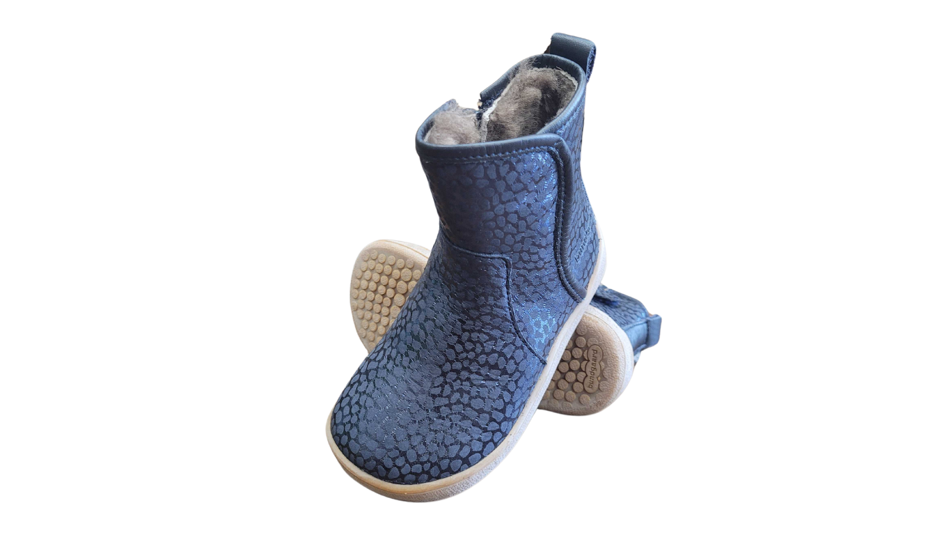 Barfußstiefel mit breiter Zehenbox, Reißverschluss, flexibler Sohle, geschlossenem Schaft und geschlossenem Fersenbereich, schräge Vorderansicht als Paar