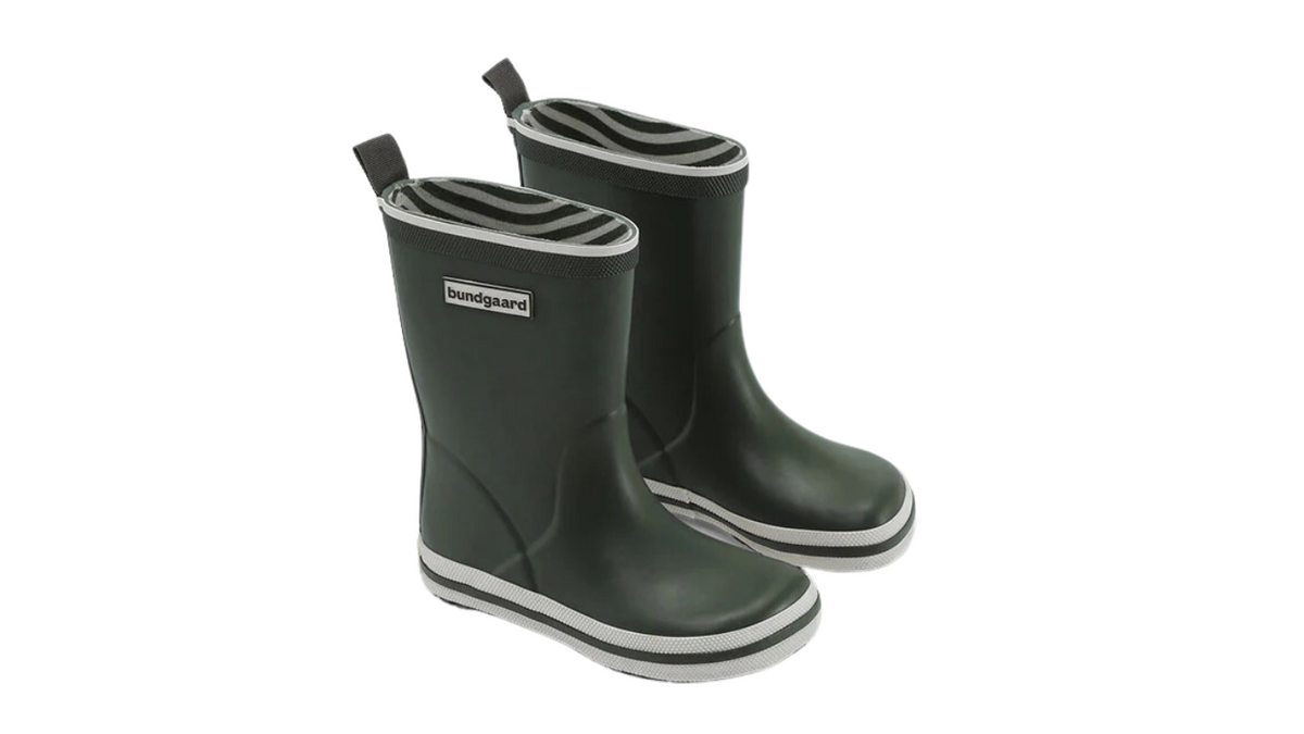 Gummistiefel für Kinder, hoher Schaft, geschlossene Zehen und geschlossener Fersenbereich, profilierte Sohle, Einzelschuh, schräge Vorderansicht als Paar