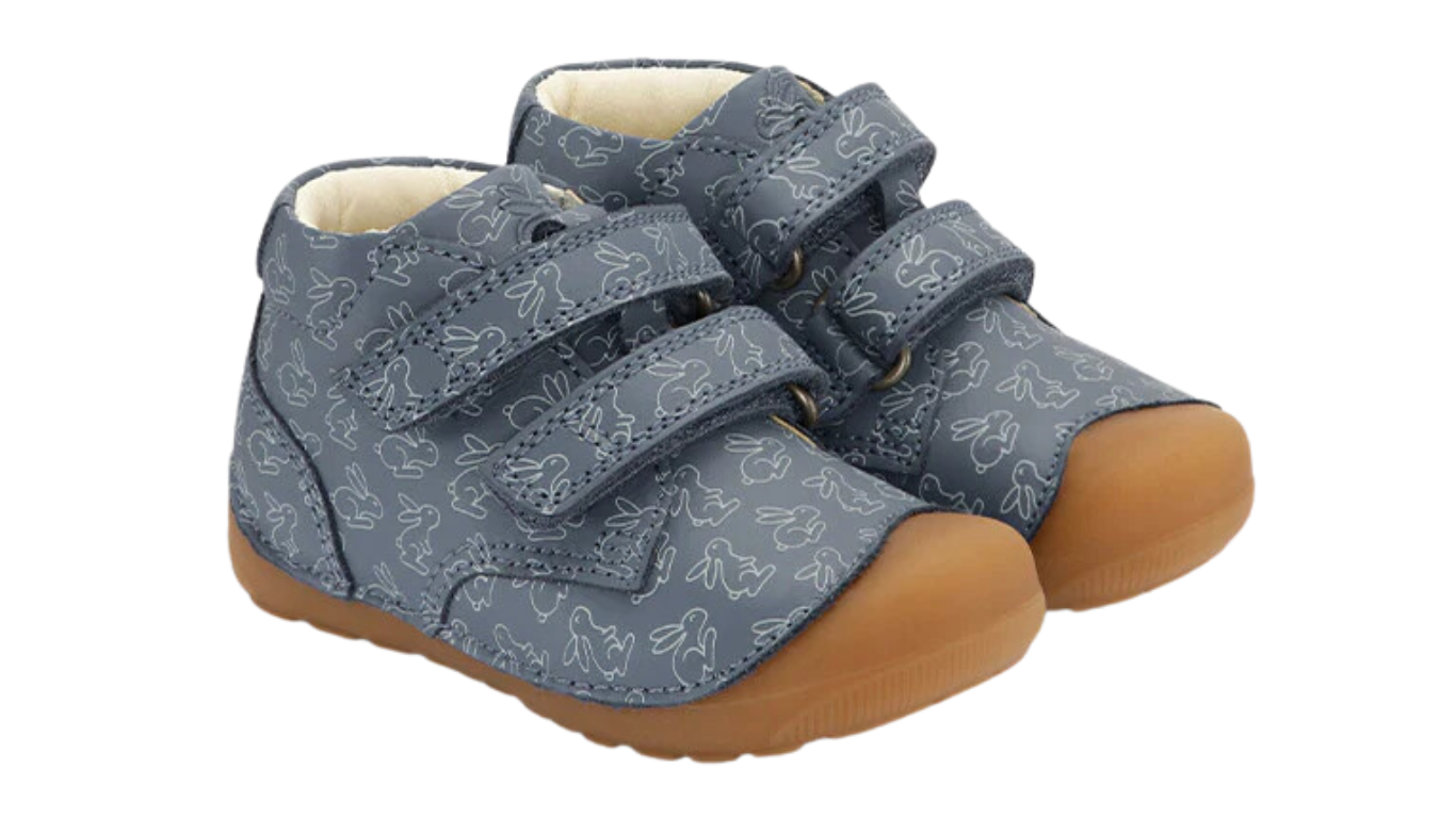 Barfußschuh mit zwei Klettverschlüssen, breite Zehenbox, flexible Sohle, geschlossener Fersenbereich, schräge Vorderansicht, Paar