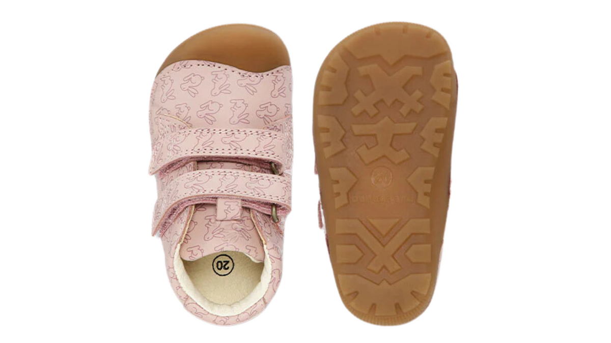 Barfußschuh mit zwei Klettverschlüssen, breite Zehenbox, flexible Sohle, geschlossener Fersenbereich, Draufsicht und Ansicht von unten