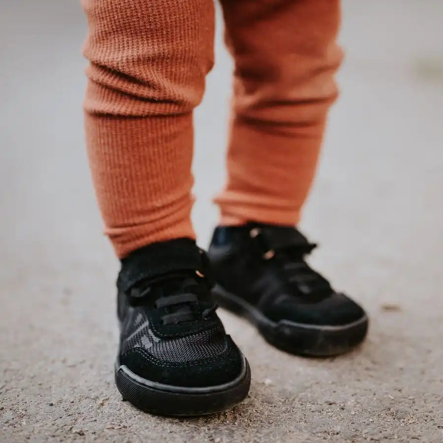 Barfußschuh für Kinder am Fuß getragen, mit Klettverschluss und Schnürung, breite Zehenbox erkennbar, geschlossene Zehen und Ferse, Draufsicht