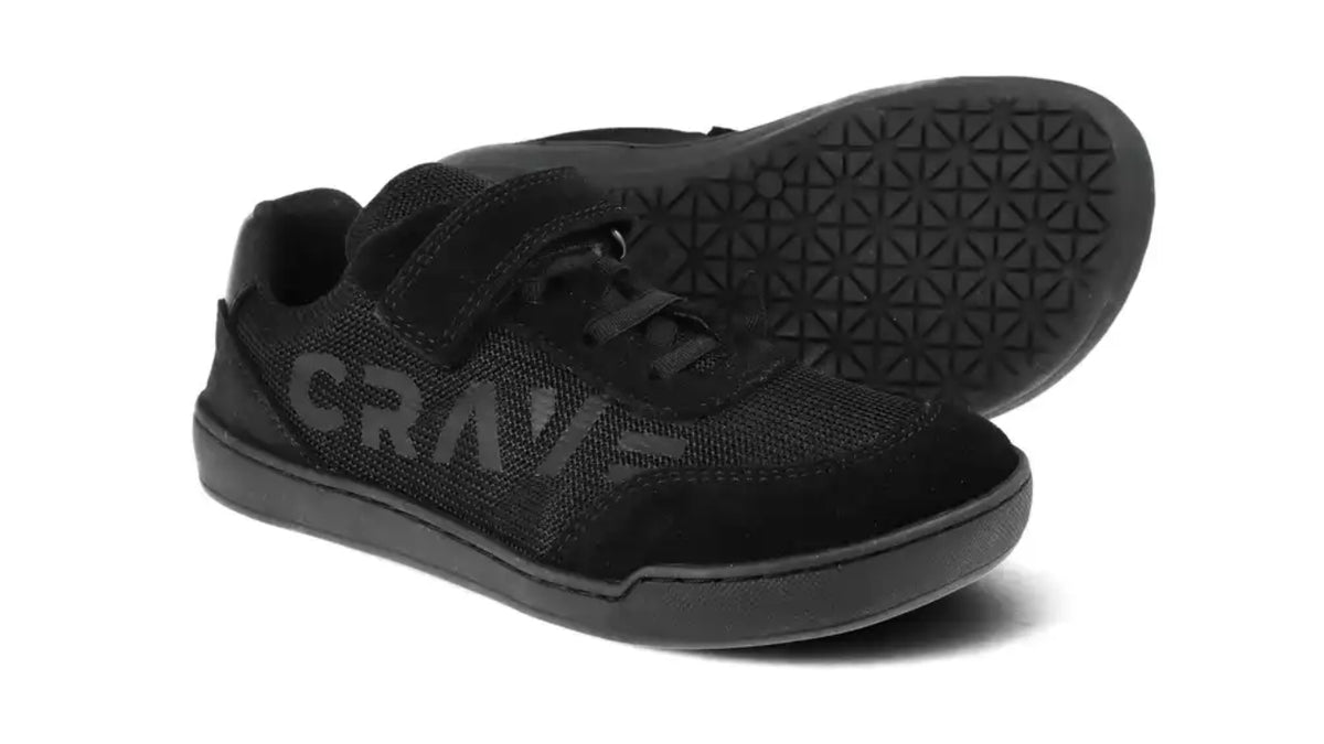 Barfußschuh für Kinder mit Klettverschluss und Schnürung, breiter Zehenbox, flexibler Sohle, geschlossene Zehen und Ferse, schräge Vorderansicht