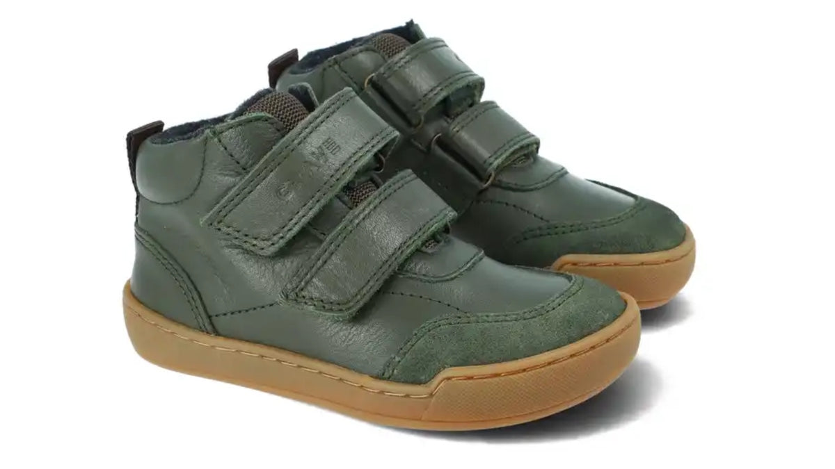 Alltagsbarfußschuh für Kinder, hoch geschnitten, mit breiter Zehenbox, Klettverschluss, geschlossenen Zehen und geschlossener Ferse, schräge Vorderansicht