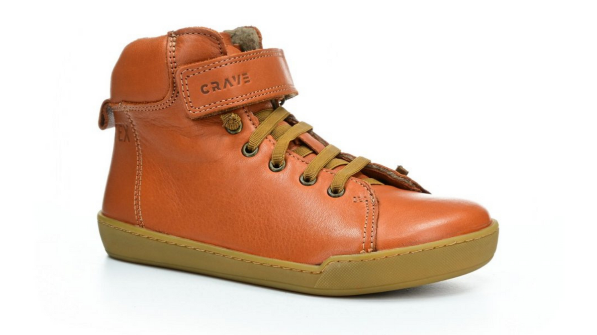 Barfußwinterstiefel für Kinder mit Schnürung und Riemen, breite Zehenbox, flexible Sohle, geschlossene Zehen und Ferse, schräge Vorderansicht