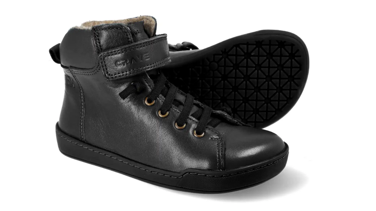 Barfußwinterstiefel für Kinder mit Schnürung und Riemen, breite Zehenbox, flexible Sohle mit Profil, geschlossene Zehen und Ferse, schräge Vorderansicht