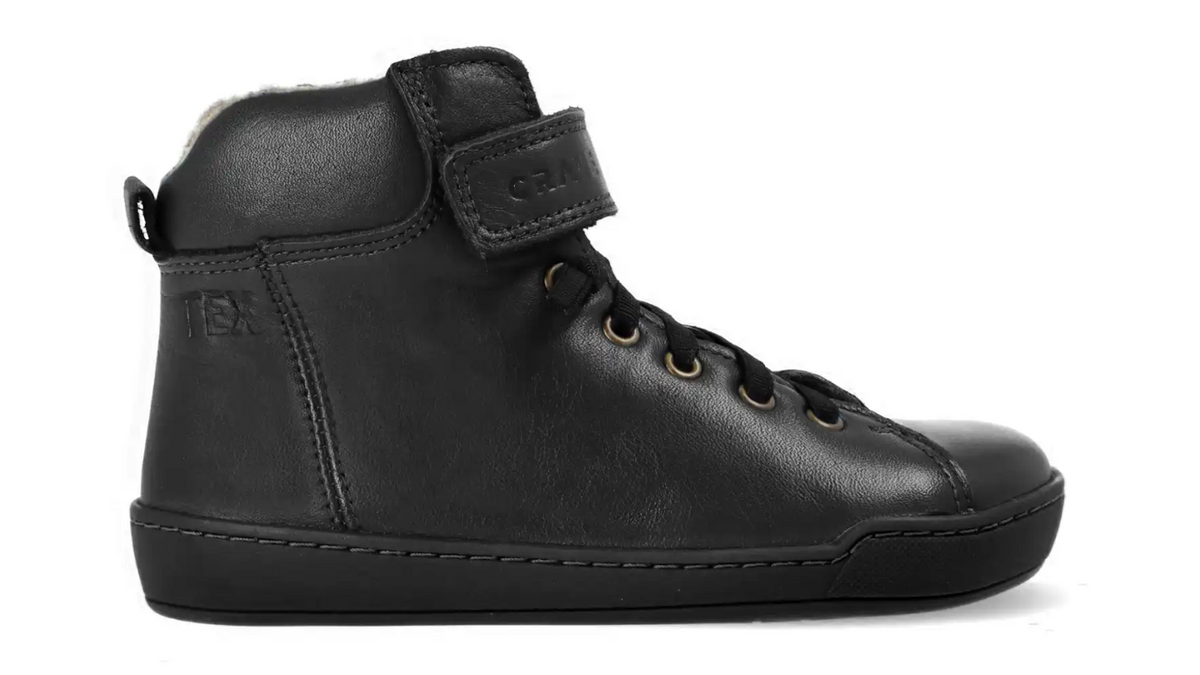 Barfußwinterstiefel für Kinder mit Schnürung und Riemen, breite Zehenbox, flexible Sohle, geschlossene Zehen und Ferse, Seitenansicht außen