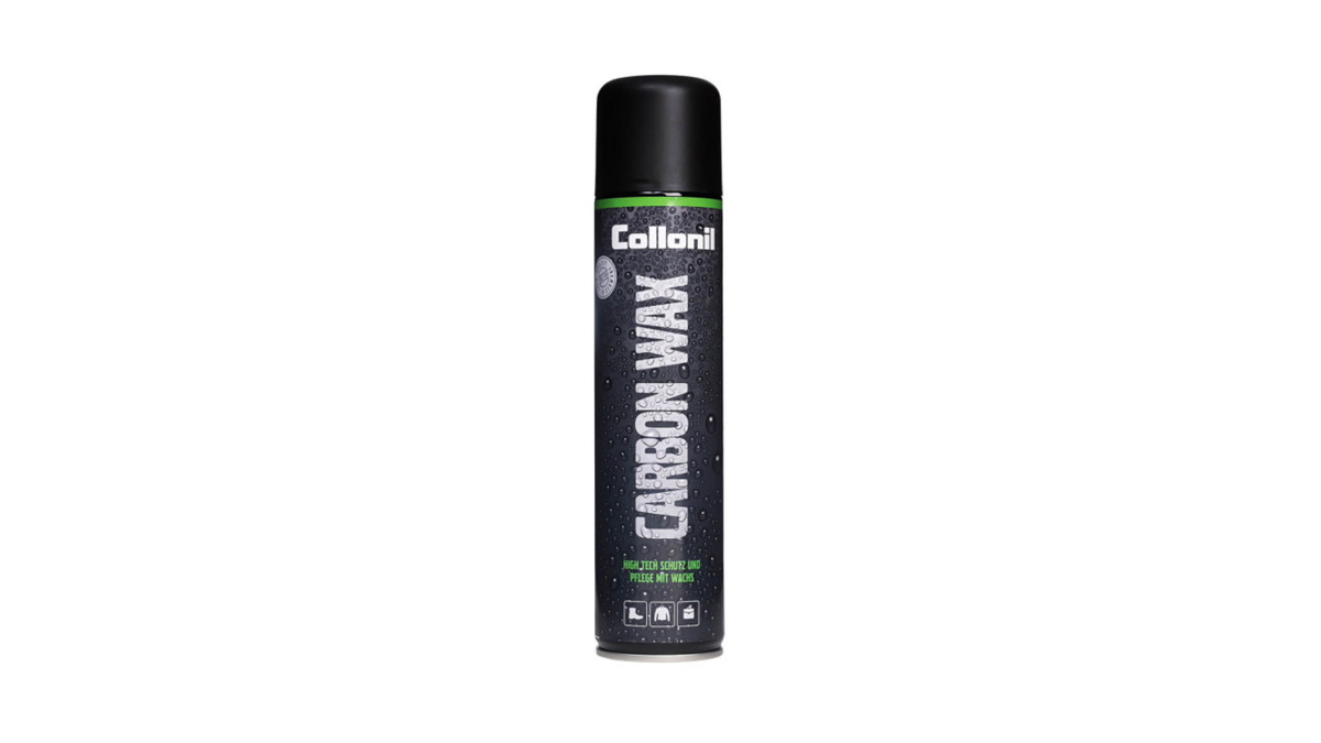 Sprühdose mit der Aufschrift „Collonil Carbon Wax“, zylindrische Form, schwarzer Deckel, Produktname vertikal auf dem Etikett, mehrere Materialsymbole am unteren Rand, freigestellt vor weißem Hintergrund.