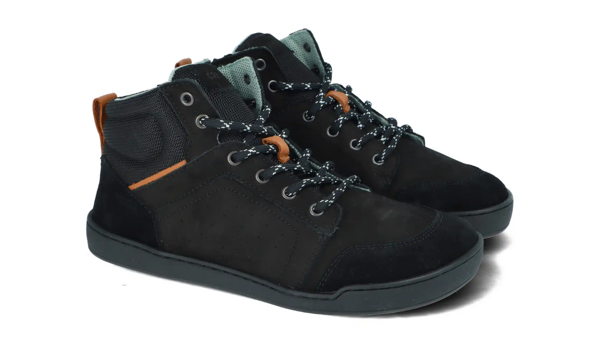 Kinder Barfußschuh mit breiter Zehenbox, flacher Sohle und Schnürung, schräge Vorderansicht