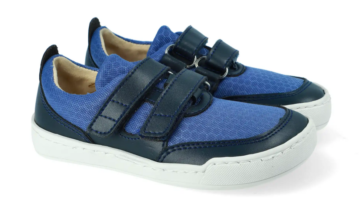 Barfußschuh für Kinder mit Klettverschluss, breiter Zehenbox, flacher flexibler Sohle, geschlossenen Zehen und Ferse, Seitenansicht außen