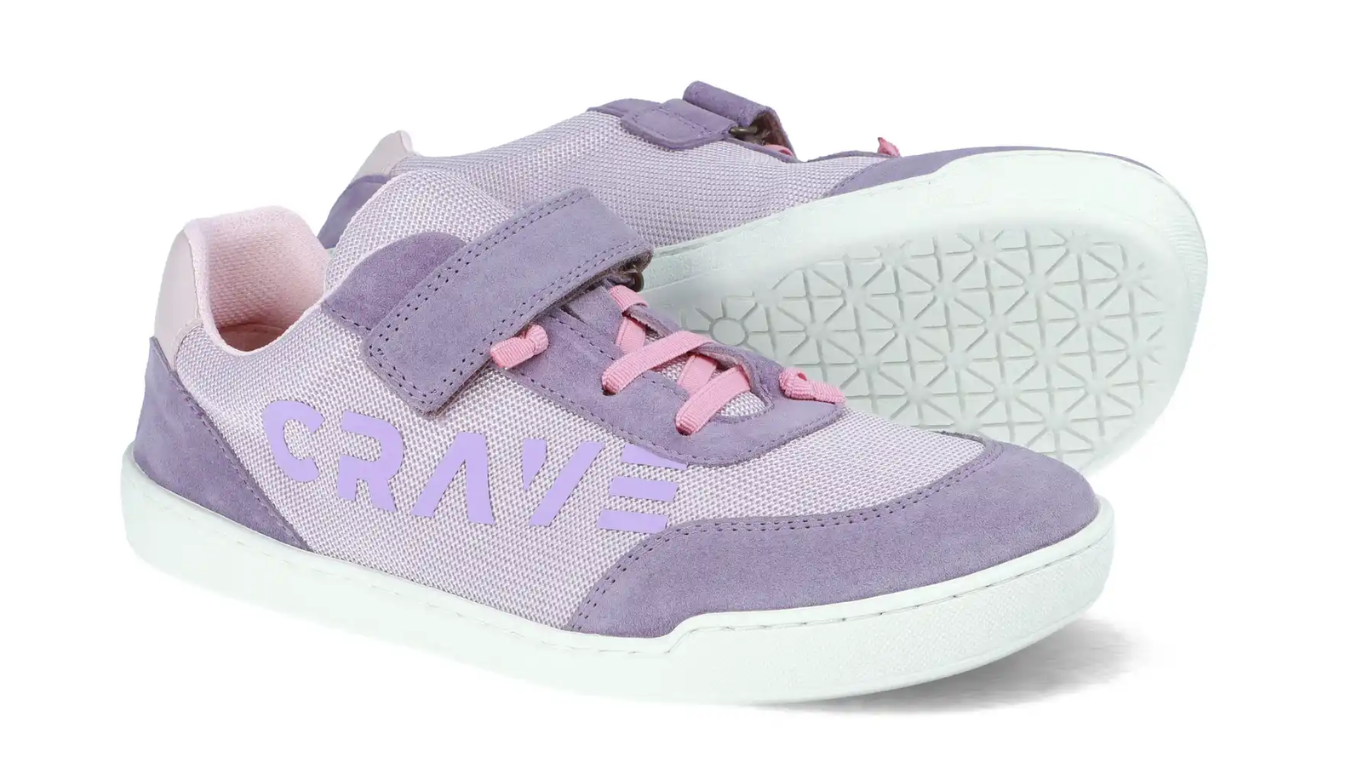 Barfußschuh für Kinder mit Klettverschluss, breiter Zehenbox, flexible Sohle mit Profil, geschlossene Zehen und Ferse, schräge Vorderansicht