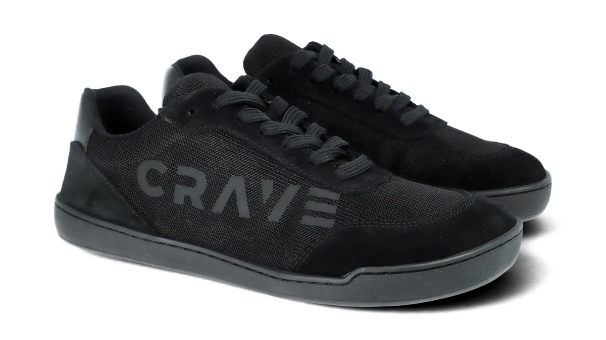 Barfußschuh für Kinder mit Schnürung, breite Zehenbox, flache flexible Sohle, geschlossene Zehen und Ferse, schräge Vorderansicht
