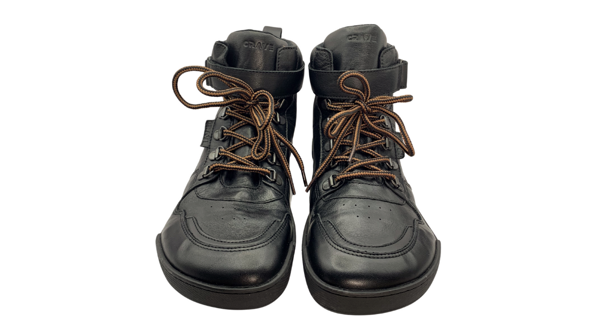 Kinder Barfußschuhe als Paar mit breiter Zehenbox, Schnürung, Klettverschluss am Schaft, geschlossenem Zehenbereich und geschlossener Ferse, schräge Vorderansicht