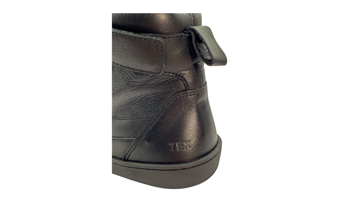 Kinder Barfußschuh mit geschlossener Ferse, Klettverschluss am Schaft, flacher Sohle und sichtbarer Prägung, Detailansicht